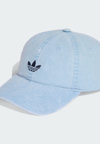 Jasnoniebieska czapka z daszkiem o zakrzywionym kształcie, wykonana z teksturowanego materiału, z czarnym haftowanym logo i kontrastowymi przeszyciami.