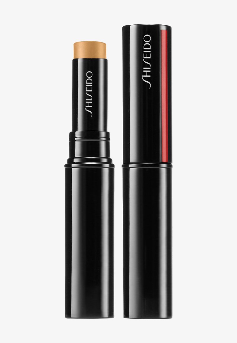 Lápiz de maquillaje Shiseido con un acabado negro mate. Un extremo muestra un aplicador cremoso de color marrón claro; el otro tiene una tapa negra brillante con un acento rojo.
