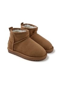 Botas de tobillo de ante marrón con un suave forro de pelo sintético, punta redondeada y costuras envolventes, con una suela de goma flexible.