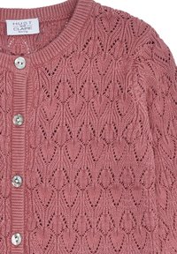 Rosa gestrickte Strickjacke mit Blattmuster, geripptem Kragen und perlenartigen Knöpfen, Etikett Hust und Claire, Größe 92/2J.