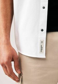Next WESTERN REGULAR FIT biały
