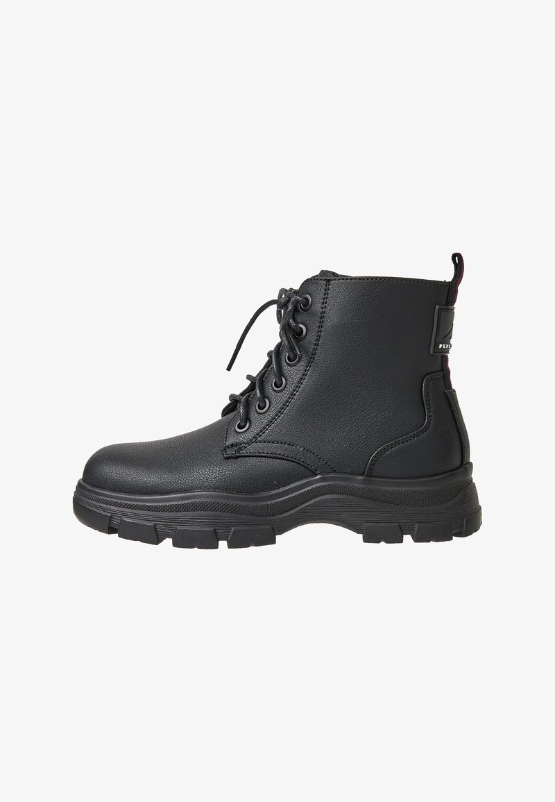 Botte de combat noire en cuir à lacets avec semelle épaisse en caoutchouc et languette à l'arrière, montrée en profil droit sur fond blanc.