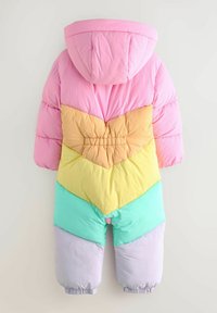 Kleurrijke puffer sneeuwpak met een capuchon; heeft een chevronpatroon in roze, geel, groen en lavendel; elastische mouwen en taille voor een goede pasvorm.