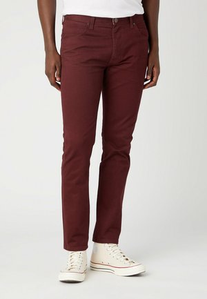Chinos slim fit color bordeaux in tessuto di cotone, con un classico design a cinque tasche e chiusura con zip e bottone.