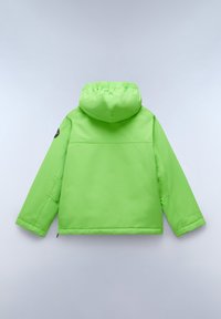 Giacca impermeabile verde con cappuccio, dotata di maniche lunghe, texture liscia e una toppa con logo sulla spalla sinistra. Vista posteriore mostrata.
