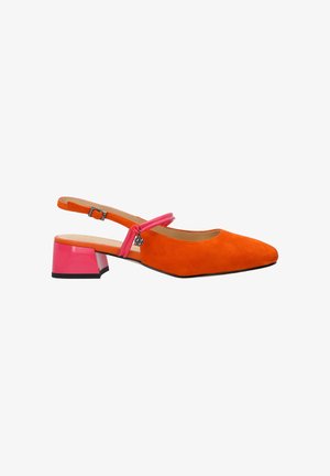 Chaussure slingback en daim orange avec bout pointu, talon bloc rose et bride rose avec un petit charme métallique.