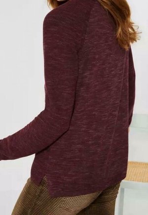 Bordeauxfarbener, langärmeliger Strickpullover mit abgerundetem Saum und seitlichen Schlitzen, der eine strukturierte, leicht melierte Oberfläche aufweist.