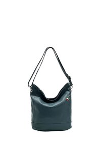 Sac à main en cuir texturé noir avec une forme courbée, une bandoulière ajustable et un petit bijou en forme de drapeau italien attaché. Ouverture supérieure avec un intérieur doux.