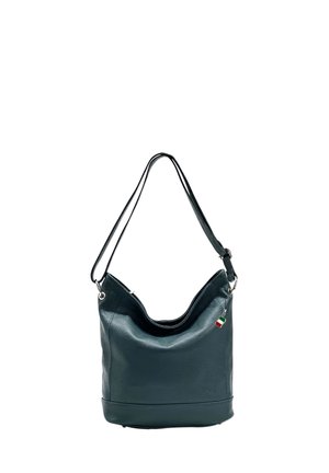 Zwarte leren handtas met een gestructureerd oppervlak, een gebogen vorm, een verstelbare schouderriem en een klein Italiaans vlaggetje als charm. Bovenopening met een zacht interieur.