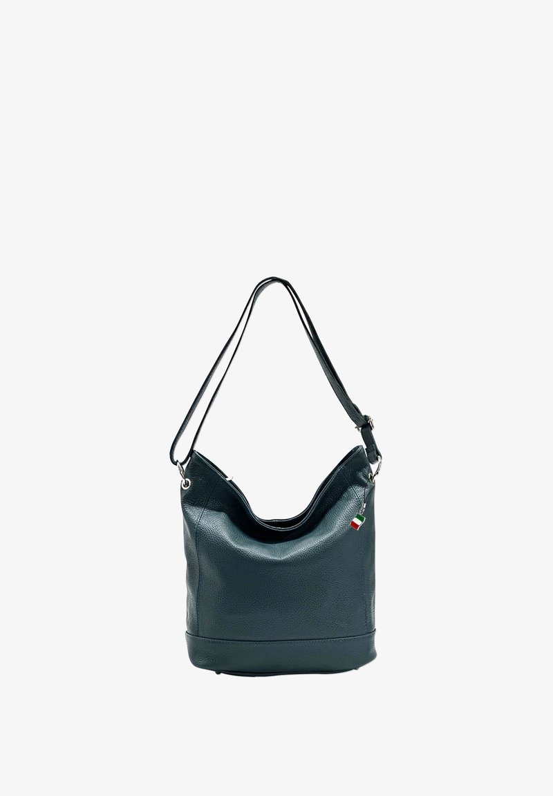 Schwarze handgefertigte Lederhandtasche mit einer geschwungenen Form, verstellbarem Tragegurt und kleinem italienischem Flaggenanhänger. Oberer Eingang mit weichem Innenfutter.