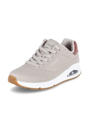 Sneaker Skechers grigio chiaro con spessa suola bianca, battistrada color gomma, cuscinetto d'aria vicino al tallone e collo imbottito color malva, visto dal lato frontale.