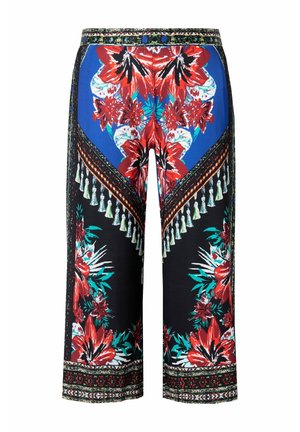 Culottebukser med et blomsterprint i rød, blå og grøn på en sort baggrund, med dekorativt bånd og frynser ved kanten.