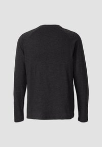 Langarmshirt in Dunkelgrau, aus weichem Material, mit einem klassischen Rundhalsausschnitt und Raglansleeves mit glatter Textur.