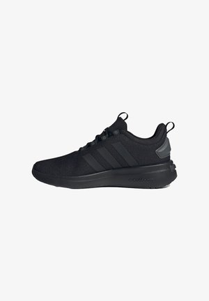Basket de sport Adidas noire avec tige en mesh, trois bandes sur le côté, semelle rembourrée et poignées sur la languette et le talon.