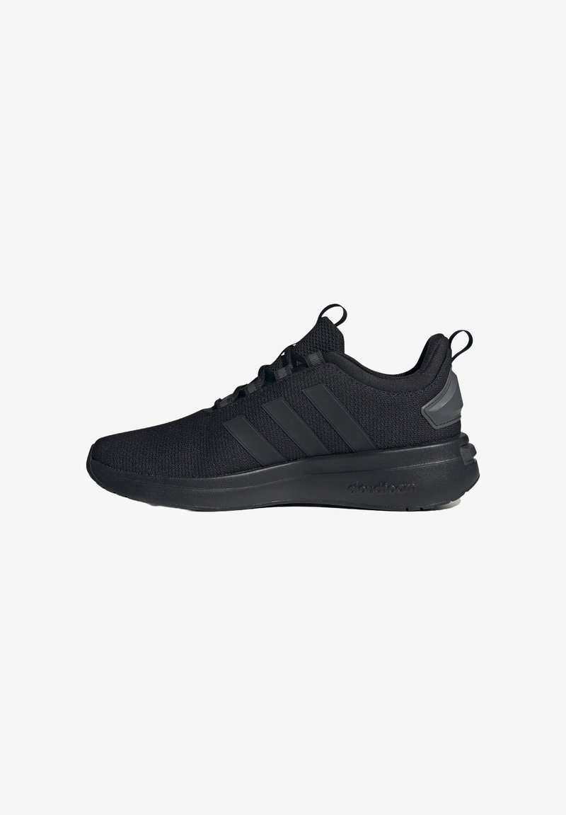 Basket de sport Adidas noire avec tige en mesh, trois bandes sur le côté, semelle rembourrée et poignées sur la languette et le talon.