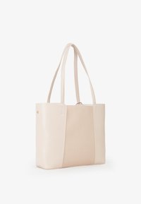 Borsa tote beige con esterno in pelle liscia e pannello centrale in canvas. Presenta due lunghe maniglie e un design minimalista.