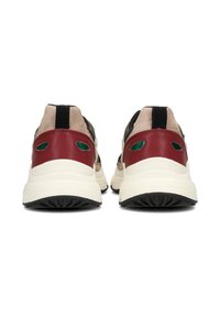 Sneakers con un mix di materiali; tomaia in suede beige, pannello del tallone borgogna con accenti verdi, dettagli neri e suola bianca.