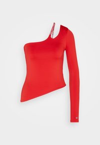 Czerwona asymetryczna bluzka z jednym długim rękawem, jednym ramiączkiem z tekstem "Tommy Jeans" oraz skośnym dołem.
