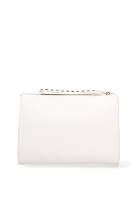 Pochette en cuir texturé blanc avec une fermeture zippée sur le dessus et des accents décoratifs à clous sur la sangle. Forme rectangulaire plate.