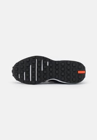 Nike Sportswear WAFFLE ONE UNISEX - Športni copati - black/white/orange