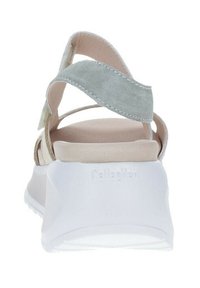 Sandalias multicolor en beige y gris claro con tiras de ante, plantilla acolchada en beige y tacón de goma blanco. Logo "Callaghan" en la suela.