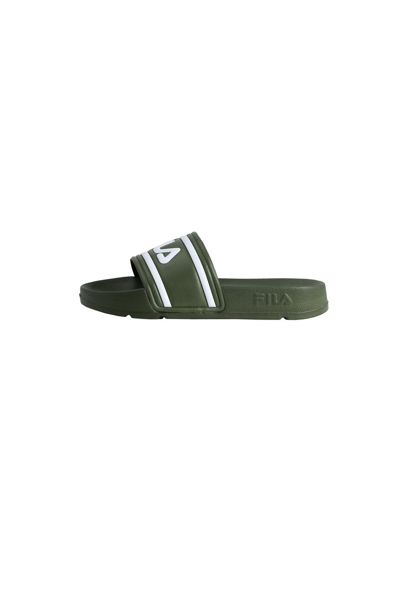 Tongs en caoutchouc vertes avec deux rayures blanches et un logo sur la lanière, semelle plate et design à bout ouvert.