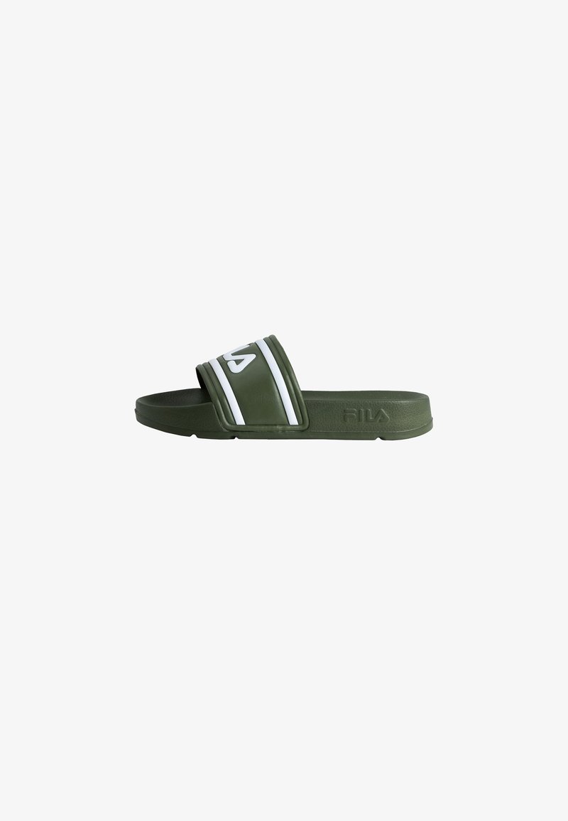 Grön gummiklack sandal med två vita ränder och en logotyp på remmen, platt sula och öppen tå-design.