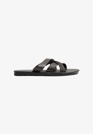INSIDE, TIRAS CRUZADAS - Sandalias planas - black