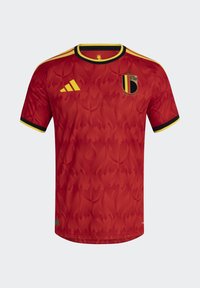 Crvena nogometna majica s teksturiranim uzorkom plamena, crnim i žutim naglascima, okruglim ovratnikom i nacionalnim grbom Belgije. Izrađena od prozračnog materijala.