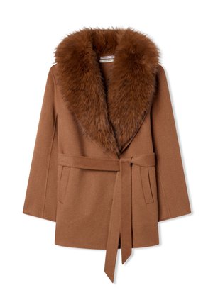 Cappotto di lana marrone con un ampio colletto in pelliccia sintetica, vita cintata e due tasche frontali. Caratterizzato da una texture morbida e una vestibilità ampia.