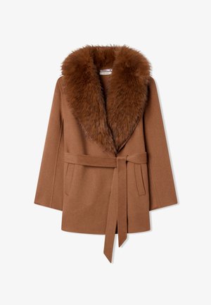 Cappotto di lana marrone con un ampio colletto in pelliccia sintetica, vita cintata e due tasche frontali. Caratterizzato da una texture morbida e una vestibilità ampia.