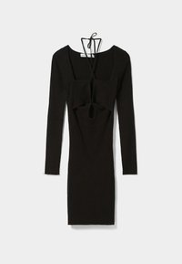 Černé žebrované šaty s dlouhým rukávem, hranatým výstřihem, předním průstřihem a nastavitelnou mašlí na zádech. Přiléhavý střih.