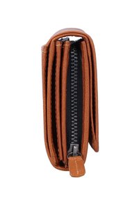 Braune Lederbrieftasche, zusammengefaltet mit einem sichtbaren schwarzen Reißverschluss entlang des mittleren Abschnitts vor weißem Hintergrund.