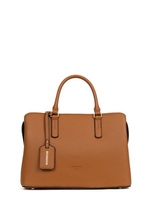 Sac à main structuré en cuir beige avec deux poignées, une petite étiquette attachée, et un marquage discret au centre avant.