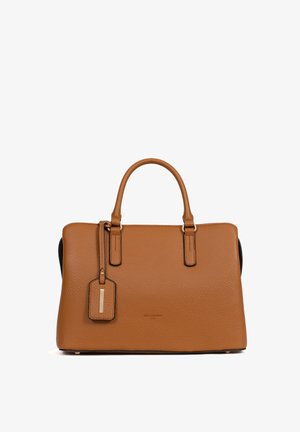 Borsa strutturata in pelle color cuoio con due manici, una piccola targhetta attaccata e un logo discreto al centro davanti.