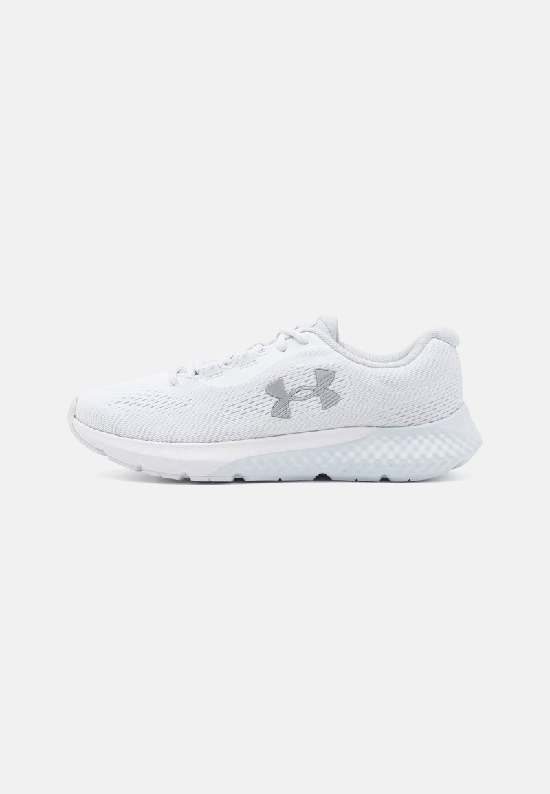 Zapatillas deportivas blancas con una parte superior de malla transpirable, suela de goma texturizada y un discreto branding gris en el costado. Óptimas para correr.