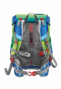 Mehrfarbiger Rucksack mit blauen, grünen und grauen Abschnitten. Verfügt über gepolsterte Riemen, rote Schnallen und Netzfächer zur Aufbewahrung.