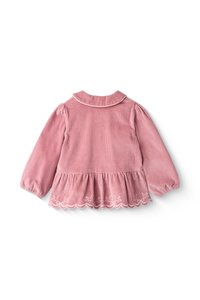 Różowa tunika z korduroyu z długimi, bufiastymi rękawami, okrągłym kołnierzem i rozkloszowanym dołem w stylu peplum. Posiada falbaniasty koronkowy wykończenie z haftowanymi detalami.