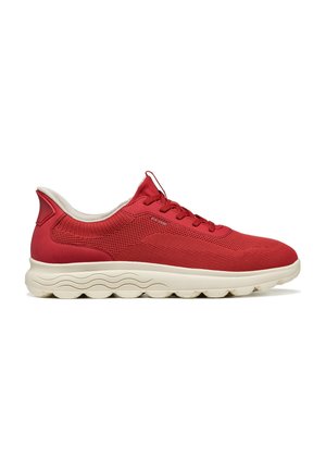 Zapatilla deportiva roja de corte bajo con parte superior de malla transpirable y suela de goma blanca con patrón ondulado, mostrada de perfil.