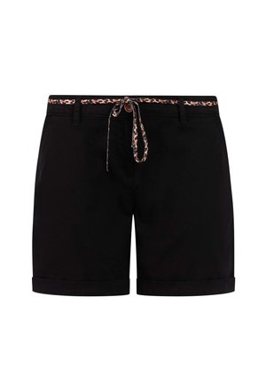 Pantaloncini neri con risvolto e cintura leopardata infilata nelle passanti e legata a fiocco davanti.