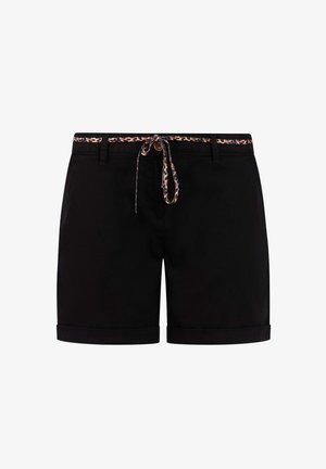 Pantaloncini neri con risvolto e cintura leopardata infilata nelle passanti e legata a fiocco davanti.