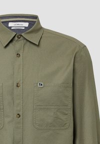 Olijfgroen overhemd met lange mouwen, knopen aan de voorkant, een borstzak met een klein "s.Oliver" logo-label en een klassieke kraag.