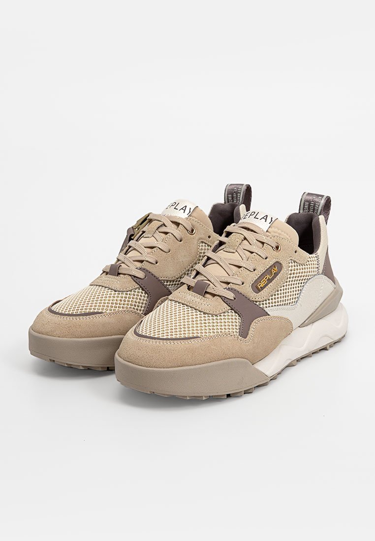 Baskets beiges en matériau mesh et daim ; dotées d'accents marron, d'une semelle intermédiaire blanche et d'une languette à l'arrière. Design lacé.