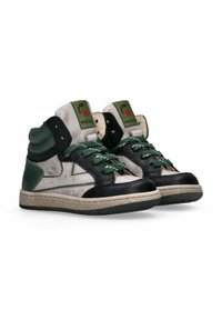 Sneaker alte in pelle nera con accenti verdi, colletto imbottito e suola in gomma testurizzata. Include lacci verdi e etichetta con logo.