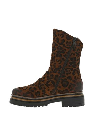 Bottines en suède marron avec un motif léopard, fermeture éclair sur le côté, semelle épaisse noire et détail de welting superposé.