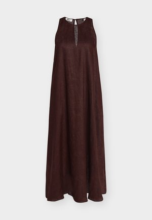 Robe longue marron foncé sans manches avec un décolleté en trou de serrure et une silhouette évasée en ligne A, présentée sur un fond uni.