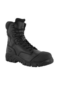 Zwarte veiligheidslaars gemaakt van leer en synthetische materialen. Heeft een versterkte neus, veters, een gewatteerde kraag en een gegroefde rubberen zool.