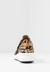 Sneakers med leopardmønster, en sort stofbånd og beige læderdetaljer. Har en tekstureret bagdel, polstret hvid sål og et trykt logo.