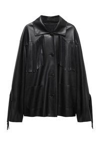 Czarna skórzana kurtka z frędzlami na ramionach, z wyciętym kołnierzem i zapięciem na guziki z przodu, posiadająca dwie duże kieszenie.