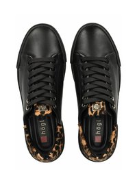 Schwarze Ledersneaker mit strukturiertem Obermaterial, schwarzen Schnürsenkeln und Leopardenmuster-Akzenten an der Innenseite des Kragens und der Zunge.